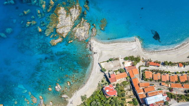 Spiaggia di Testa di Monaco: Un Paradiso Estivo &copy; Creative Commons