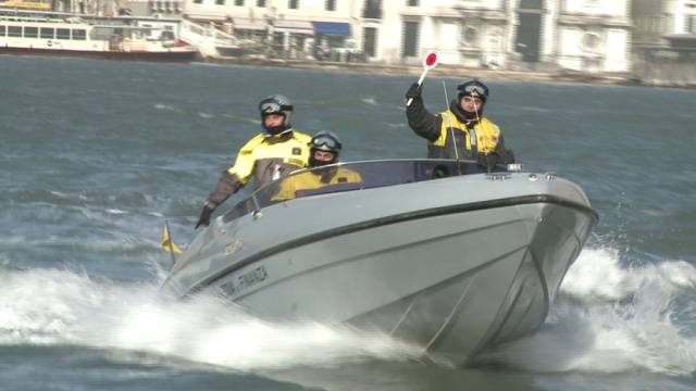Barca incagliata in laguna a Venezia, la Guardia di Finanza salva ... &copy; Creative Commons