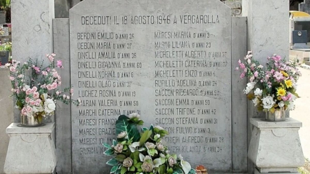 La tomba eretta dal polesano Vittorio Saccon, nella quale vennero tumulati i resti non distinguibili di ventisei persone
