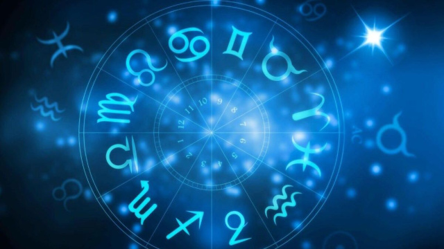 Quadrante dell'oroscopo con i segni zodiacali su sfondo blu notte &copy; Pixabay