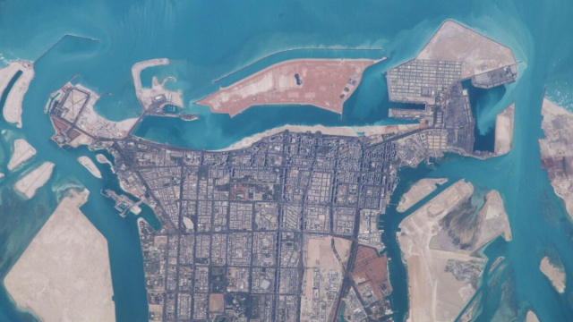 Abu Dhabi dal satellite. Wikimedia Commons.
