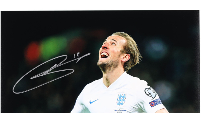 Harry Kane La squadra nazionale inglese ha autografato il primo ... &copy; Creative Commons