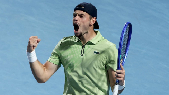 Arthur Gea, 19 years his junior, embraces Stan Wawrinka test on ... &copy; Creative Commons