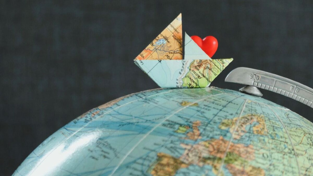 Barchetta con cuore su un mappamondo (&copy;pixabay.com)