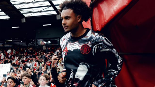 J.Zirkzee con la maglia dello United profilo Instagram @zirkzee