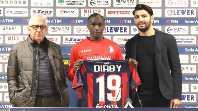 Moussa Diaby con la maglia del Crotone - &copy; FcCrotone