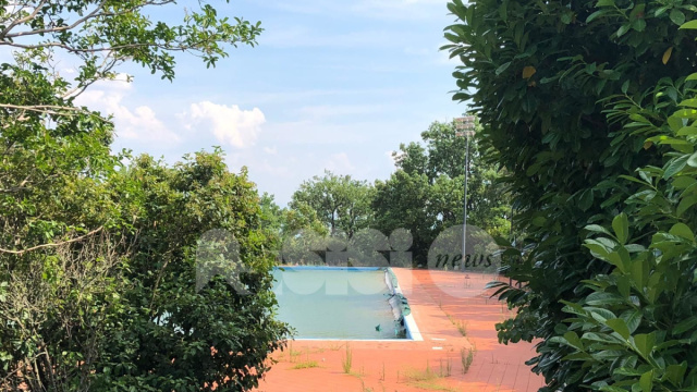 Piscina comunale di Assisi chiusa da 9 anni: si spera nei fondi ... &copy; Creative Commons