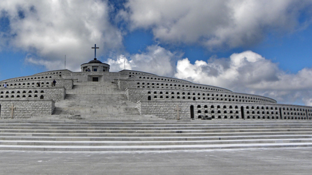 Sacrario militare del monte Grappa - Wikipedia &copy; Creative Commons