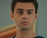 Il personaggio di Omer in una scena della soap opera Tutto per la mia famiglia &copy;️ Mediaset