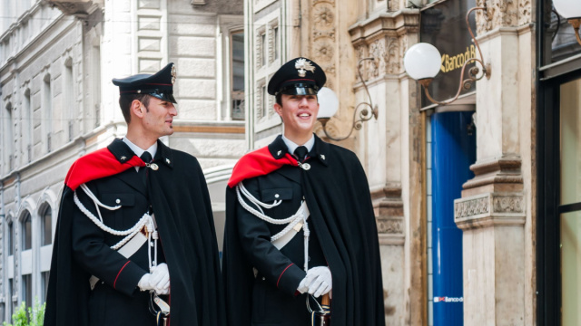 File:Milano Italy Carabinieri-01.jpg - Wikipedia &copy; Creative Commons