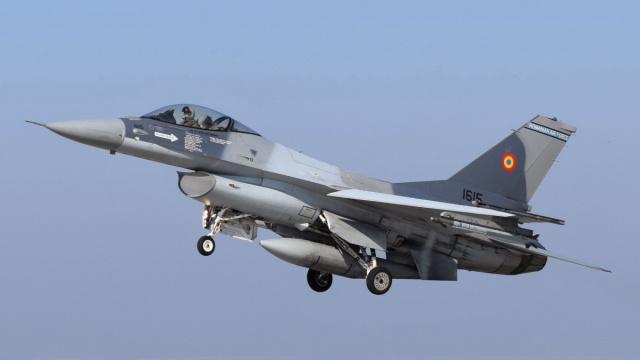 File:Romanian F-16 Fighting Falcon lands at Borcea Air Base ... &copy; Creative Commons