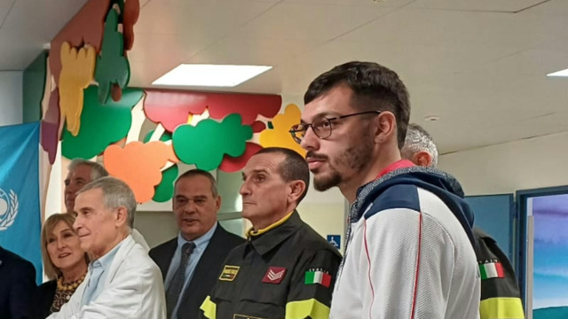 I giocatori del Cagliari Calcio e i Vigli del Fuoco del Comando di ... &copy; Creative Commons