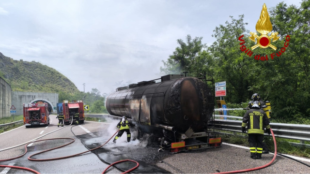 Incendio su un autotreno sull'A2: intervento dei Vigili del Fuoco ... &copy; Creative Commons