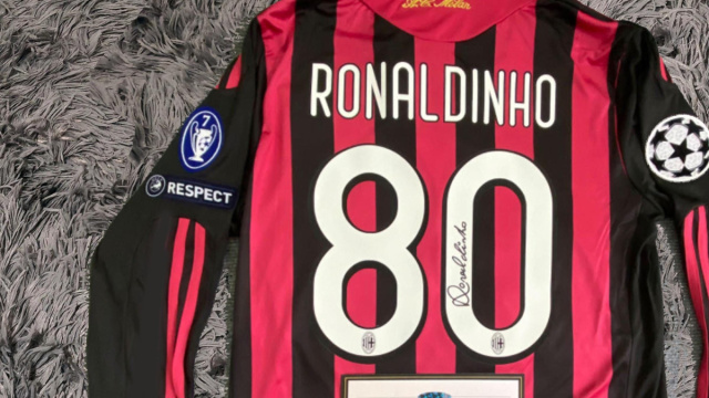 Maglia/Maglia Home AC Milan 09/10 FIRMATA da Ronaldinho Ga&uacute;cho ... &copy; Creative Commons