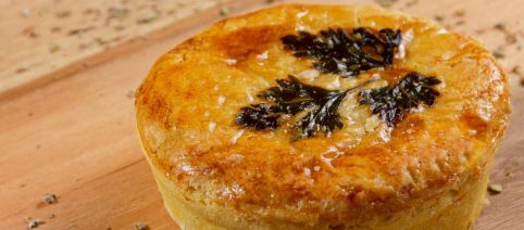 Tortino di pollo e cuori di carciofo, un rustico raffinato della tradizione papale