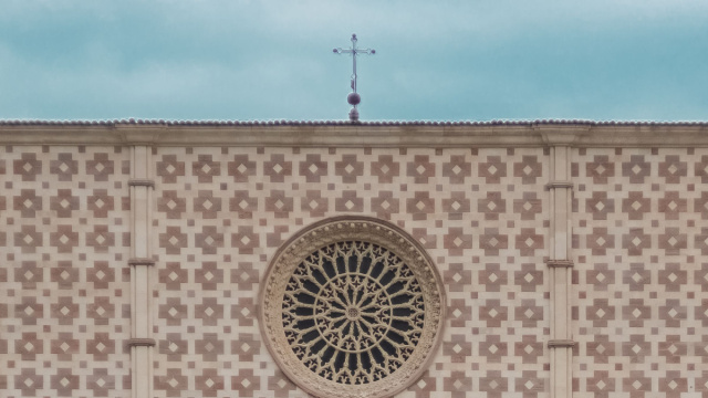 Basilica di Santa Maria di Collemaggio - Wikipedia &copy; Creative Commons