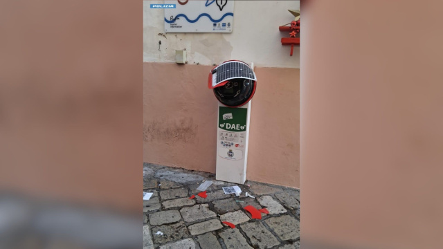 Danneggia il defibrillatore nel centro storico: identificato un ... &copy; Creative Commons
