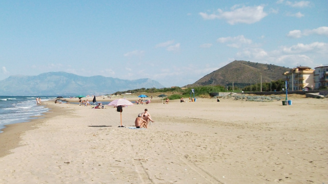 File:Spiaggia di Mondragone.JPG - Wikipedia &copy; Creative Commons
