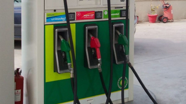 In foto una pompa di benzina - archivio.
