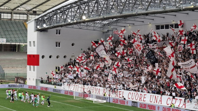 Il Padova si rialza sotto il muro biancoscudato della nuova Curva ... &copy; Creative Commons
