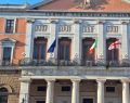 Bari celebra l'indipendenza ucraina con la bandiera a Palazzo di Città