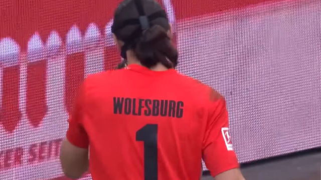 Kamil Grabara portiere del Wolsburg vicino all'approdo alla Juventus (&copy;Bundesliga YT))