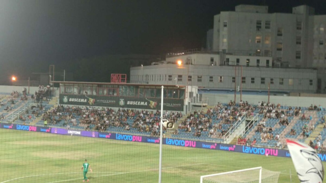 I tifosi del Crotone contro il Foggia - &copy; Francesco Trabassi