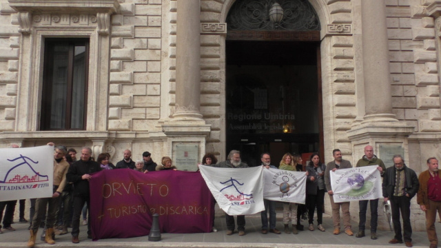 La protesta: &laquo;Orvieto non &egrave; una pattumiera&raquo; - UmbriaON &copy; Creative Commons