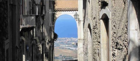 A Gerace il ritorno delle cartoline: i turisti riscoprono il fascino tradizionale