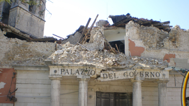 File:L'Aquila eathquake prefettura.jpg - Wikipedia &copy; Creative Commons