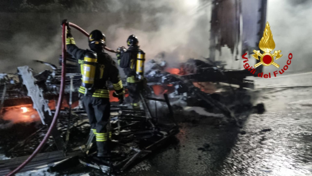 INCENDIO SULLA A26, COINVOLTI UN TIR E IL BOSCO LIMITROFO: VIGILI ... &copy; Creative Commons
