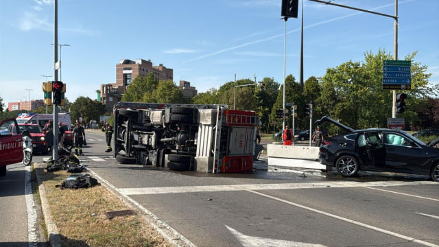 Incidente tra camion dei vigili del fuoco e auto: 7 feriti, tra ... &copy; Creative Commons