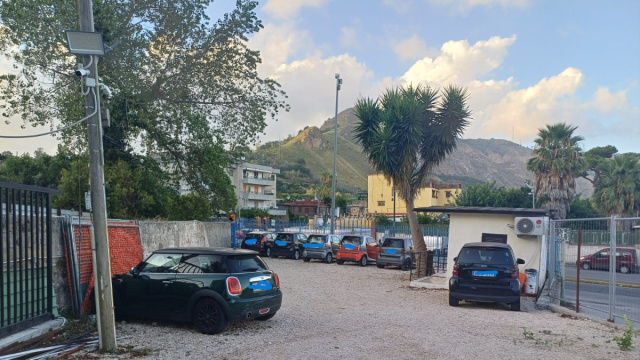 Napoli, autorimessa abusiva su un terreno agricolo: scatta il ... &copy; Creative Commons