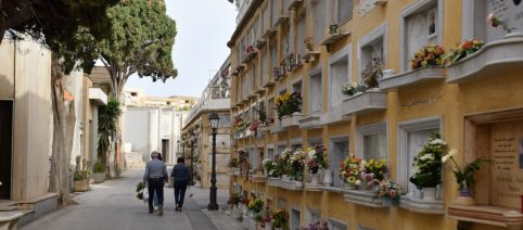 Scandalo al cimitero di Marsala: resti umani in un bidone, si indaga