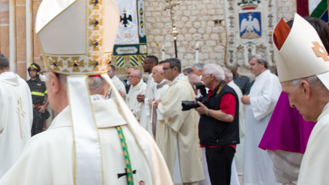 Il rito solenne della Perdonanza Celestiniana  Regione Abruzzo ... &copy; Creative Commons