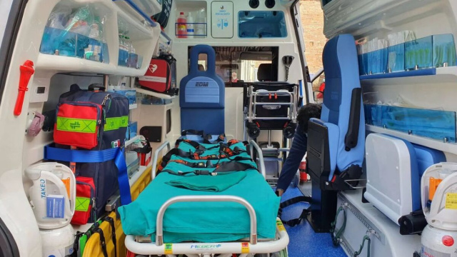 In foto gli interni di un'ambulanza.