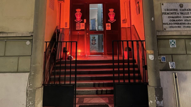 La Caserma dei Carabinieri si colora di arancione per dire no alla ... &copy; Creative Commons