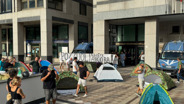POZZUOLI ESISTE ANCORA SOTTO IL CONSIGLIO REGIONALE: &laquo;OGGI LA ... &copy; Creative Commons