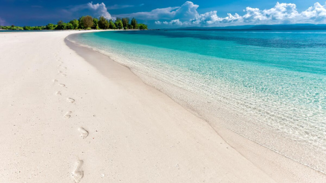 Una spiaggia - foto da Pixabay.