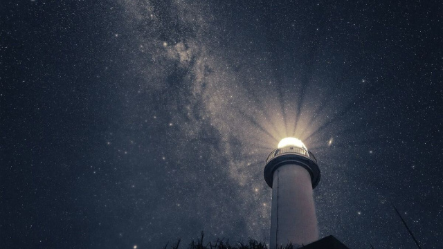 Faro sotto un cielo stellato (&copy;pixabay.com)