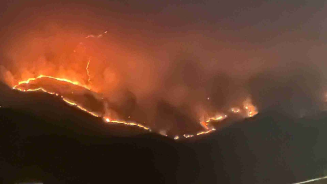Incendio nell'Aquilano, un lungo fronte di fiamme &egrave; visibile sulle ... &copy; Creative Commons