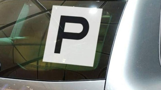 La P che definisce un'auto guidata da un neopatentato.