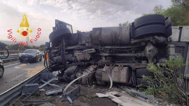 Incidente sull'autostrada A2 - &copy; Vigili del Fuoco