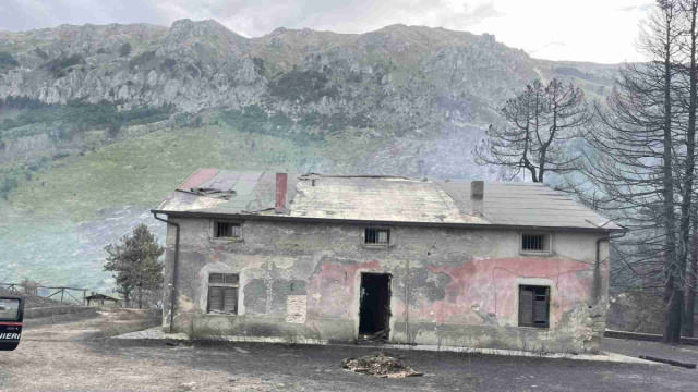 Rifugio Colle delle Vacche interamente interessato dalle fiamme ... &copy; Creative Commons