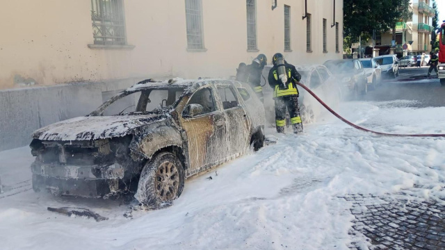 Voghera, auto in fiamme in via Plana: le fiamme investono anche ... &copy; Creative Commons