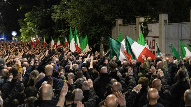 Il "presente" e i saluti romani al corteo per Ramelli a Milano ... &copy; Creative Commons