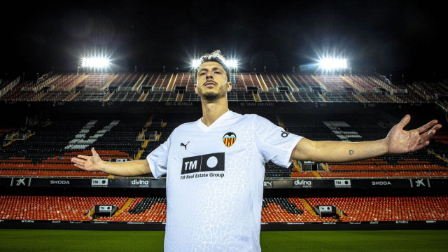 Leny Yoro, difensore del Valencia. Foto &copy; Valencia
