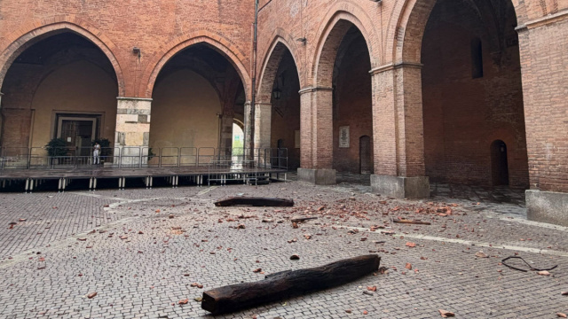 Maltempo, a Cremona evacuazioni e salvataggi. Danni al Duomo e ... &copy; Creative Commons