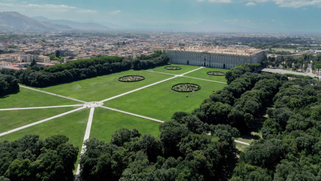 Reggia di Caserta e Scuola Nazionale dell'Amministrazione insieme ... &copy; Creative Commons