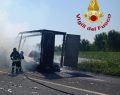 A28, camion in fiamme: nessun ferito, conducente sgancia il rimorchio